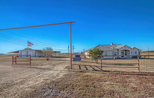 3-bedroom rental at 240 Glory Lane in Marion, TX — photo 2