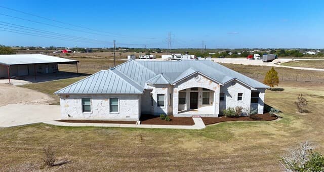 3-bedroom rental at 240 Glory Lane in Marion, TX — photo 5
