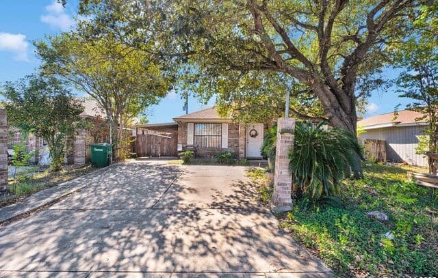3-bedroom rental at 6426 Brittany Farm in San Antonio, TX — photo 2