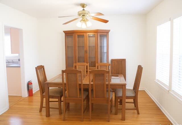 3-bedroom rental at 1266 W Elsmere Pl in San Antonio, TX — photo 4