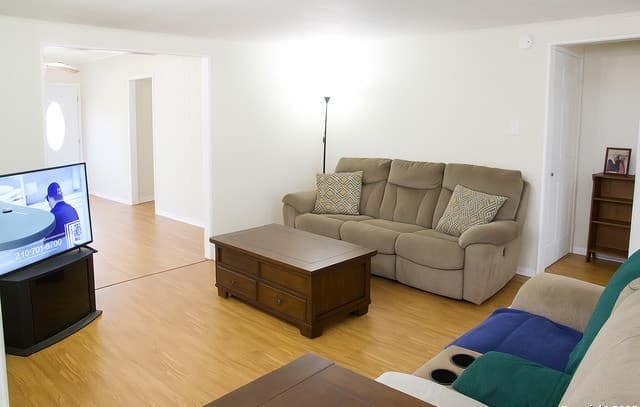 3-bedroom rental at 1266 W Elsmere Pl in San Antonio, TX — photo 5