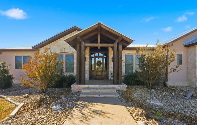 4-bedroom rental at 601 Garrison Rd in Fredericksburg, TX — photo 3