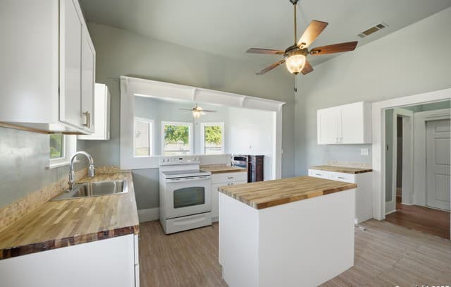3-bedroom rental at 1004 E Colorado in Pearsall, TX — photo 4