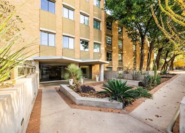 1-bedroom rental at 1115 S Alamo Unit 2304 in San Antonio, TX — photo 3