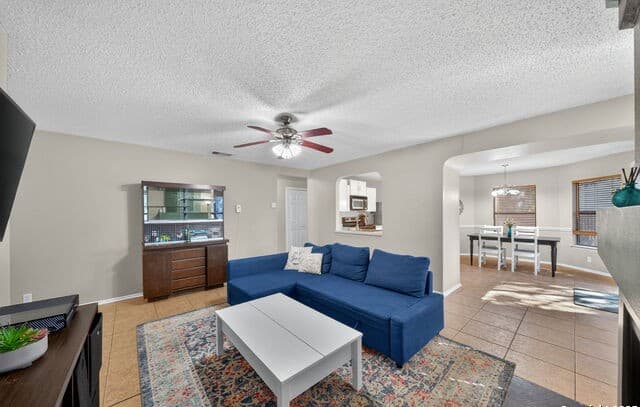 3-bedroom rental at 7718 Rimhurst in San Antonio, TX — photo 4