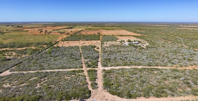 4-bedroom rental at 2198 Cr 653 in Devine, TX — photo 3