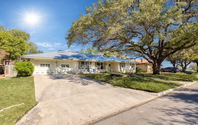 3-bedroom rental at 713 Fawndale Ln in Windcrest, TX — photo 2