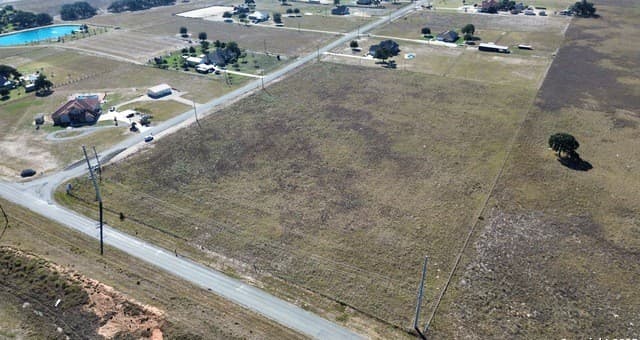 rental at 1965 County Road 319 in La Vernia, TX — photo 2