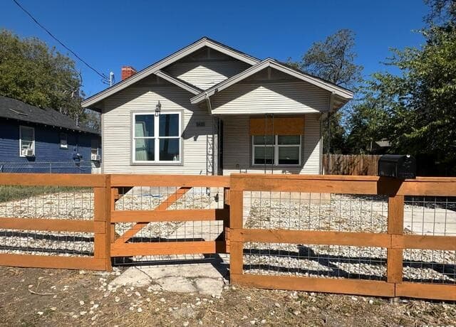 3-bedroom rental at 1431 Crockett in San Antonio, TX — photo 1