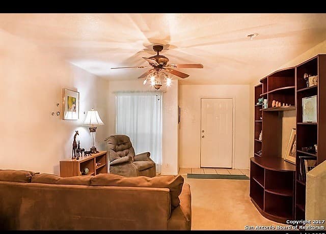 4-bedroom rental at 3 Brieley in San Antonio, TX — photo 3