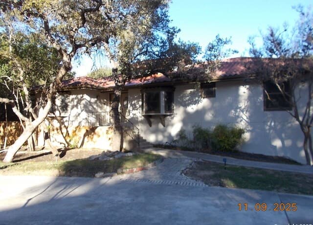 5-bedroom rental at 1247 Abbotsbury in Universal City, TX — photo 1