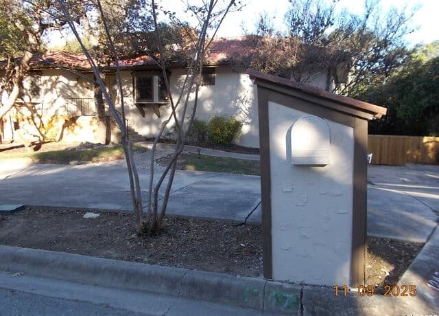5-bedroom rental at 1247 Abbotsbury in Universal City, TX — photo 2