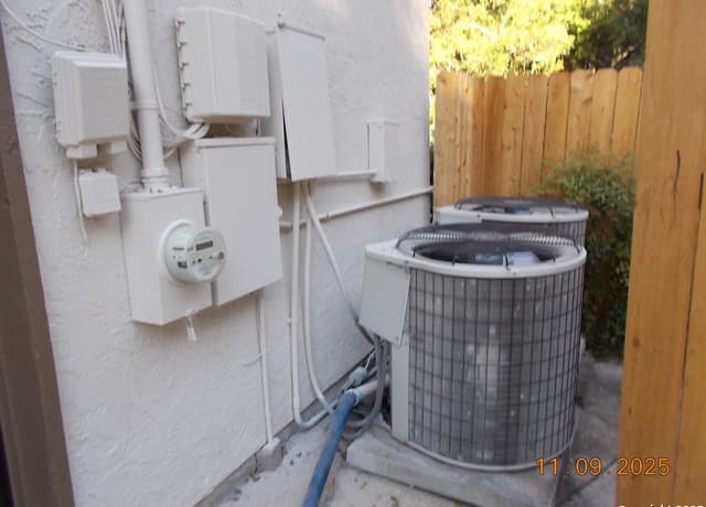 5-bedroom rental at 1247 Abbotsbury in Universal City, TX — photo 4