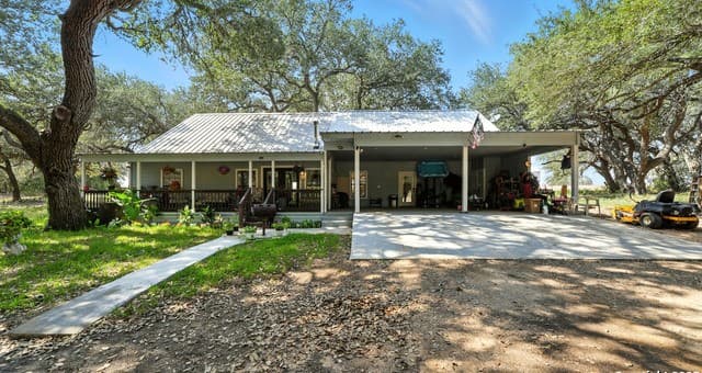 2-bedroom rental at 226 Fm 1107 in Stockdale, TX — photo 4