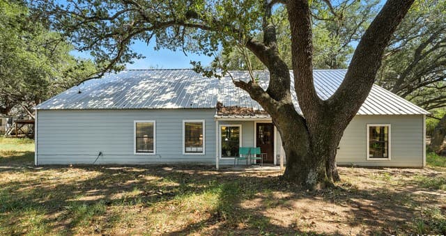 2-bedroom rental at 226 Fm 1107 in Stockdale, TX — photo 5