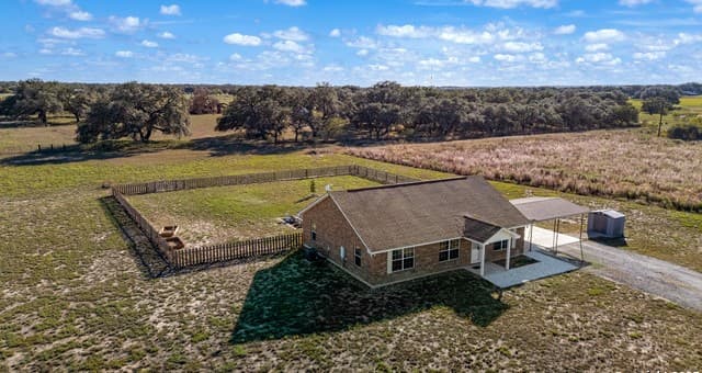 3-bedroom rental at 118 Stallion Trl in Natalia, TX — photo 1