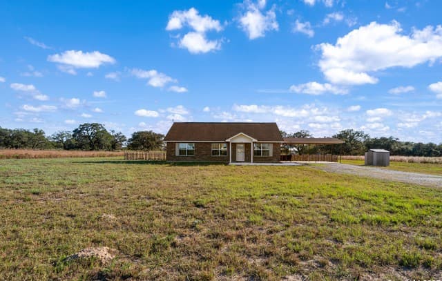 3-bedroom rental at 118 Stallion Trl in Natalia, TX — photo 3