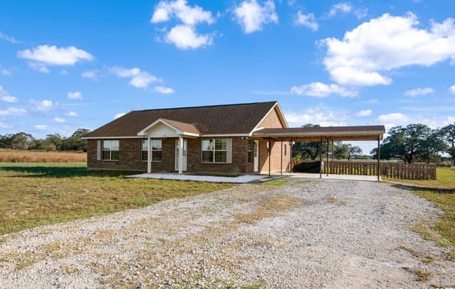 3-bedroom rental at 118 Stallion Trl in Natalia, TX — photo 5