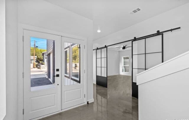 3-bedroom rental at 106 Bank St Unit 101 in San Antonio, TX — photo 4