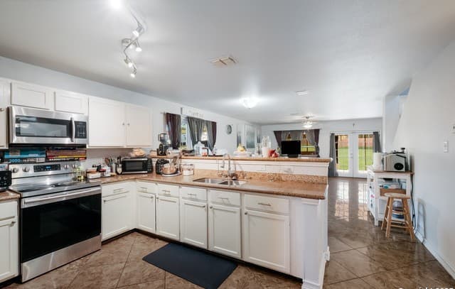 6-bedroom rental at 9702 Ceremony in San Antonio, TX — photo 1
