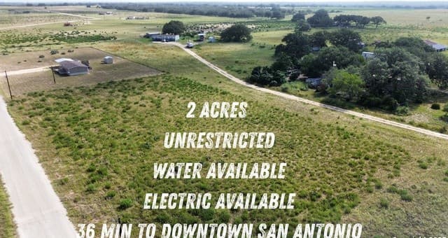 rental at 448 County Road 7712 in Devine, TX — photo 1