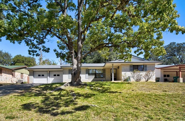 3-bedroom rental at 323 Shin Oak in Live Oak, TX — photo 1