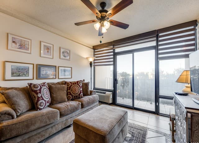 2-bedroom rental at 7701 Wurzbach Rd Unit 406 in San Antonio, TX — photo 3