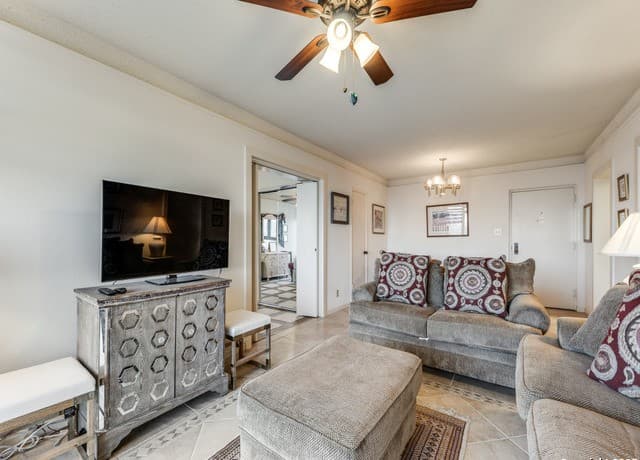 2-bedroom rental at 7701 Wurzbach Rd Unit 406 in San Antonio, TX — photo 4