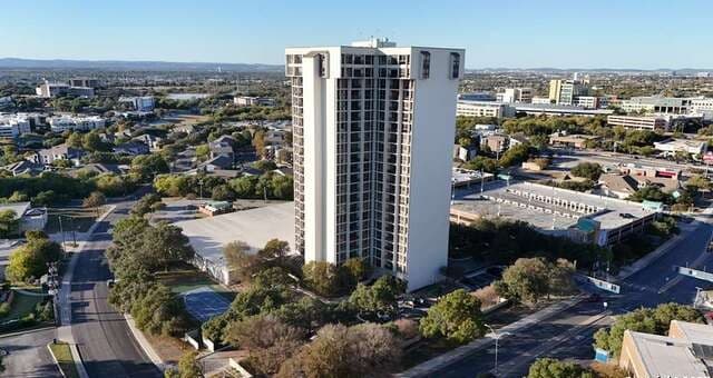 2-bedroom rental at 7701 Wurzbach Rd Unit 806 in San Antonio, TX — photo 4