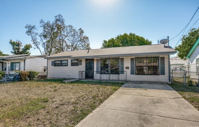 3-bedroom rental at 354 Las Palmas in San Antonio, TX — photo 1