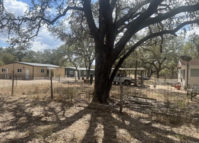 5-bedroom rental at 1050 Hickory in San Antonio, TX — photo 5