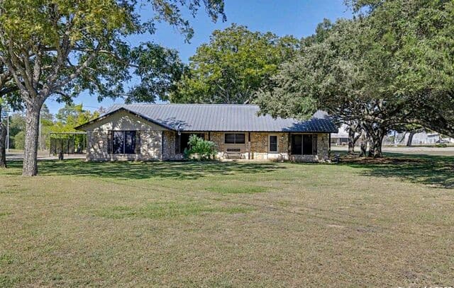 3-bedroom rental at 307 Us Highway 87 in Stockdale, TX — photo 1