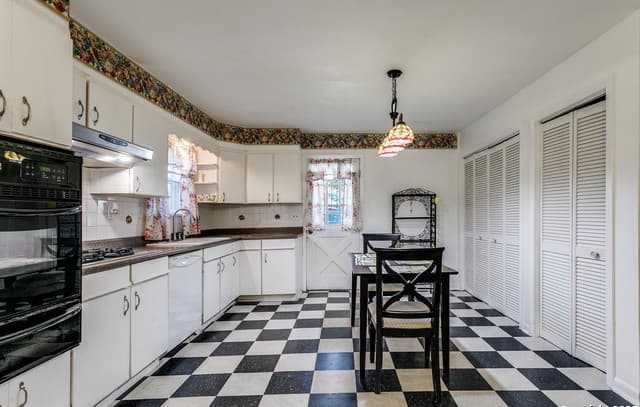 3-bedroom rental at 2643 W Craig Pl in San Antonio, TX — photo 3