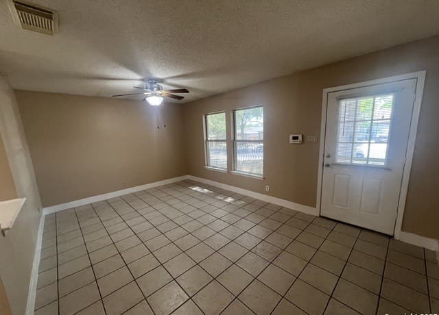 4-bedroom rental at 5407 Stormy Sunset in San Antonio, TX — photo 5