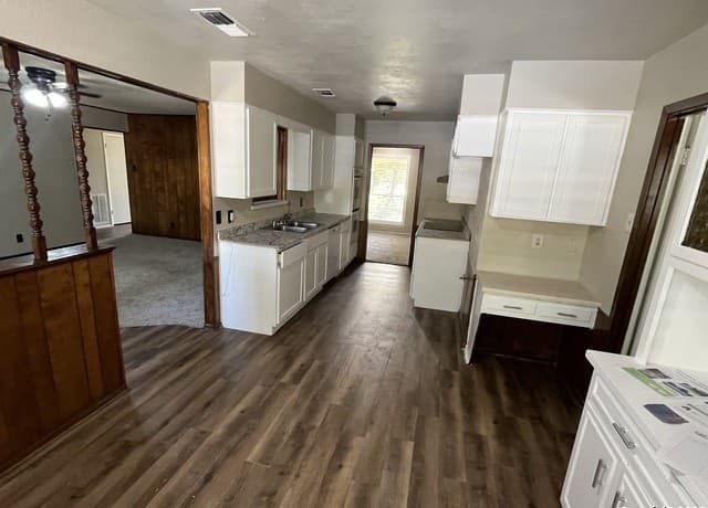 4-bedroom rental at 123 Granada in Universal City, TX — photo 2