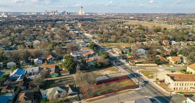 rental at 3621 S Presa St in San Antonio, TX — photo 1