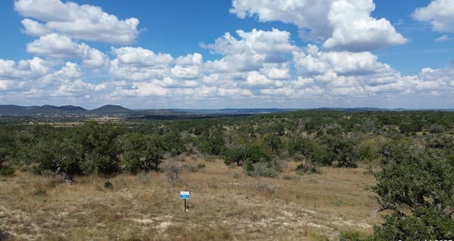 rental at BLK 35 LT 17-18 9th St in Bandera, TX — photo 1