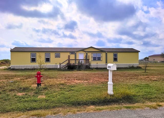 3-bedroom rental at 2072 County Road 421 in Stockdale, TX — photo 1