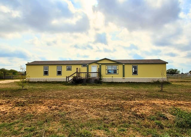 3-bedroom rental at 2072 County Road 421 in Stockdale, TX — photo 2