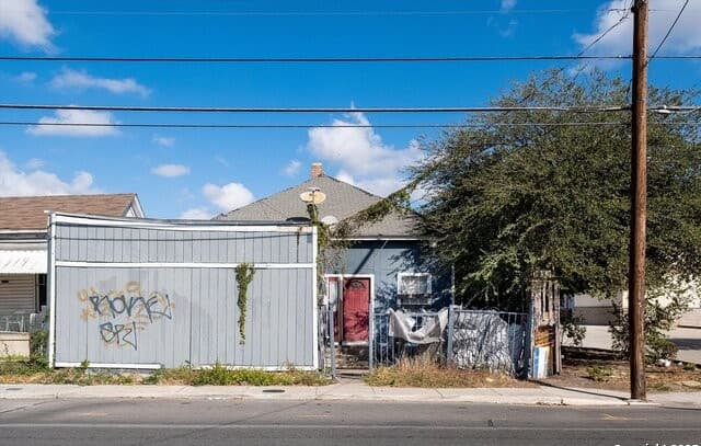 4-bedroom rental at 2925 W Commerce St in San Antonio, TX — photo 2