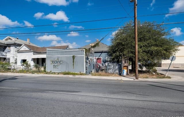 4-bedroom rental at 2925 W Commerce St in San Antonio, TX — photo 3