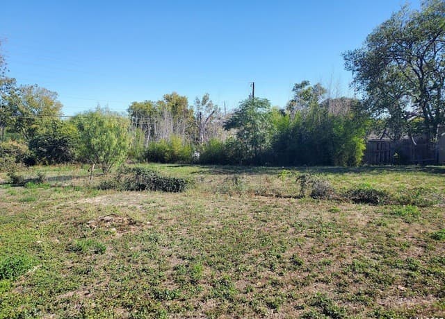 rental at 1807 & 1811 Burleson in San Antonio, TX — photo 5