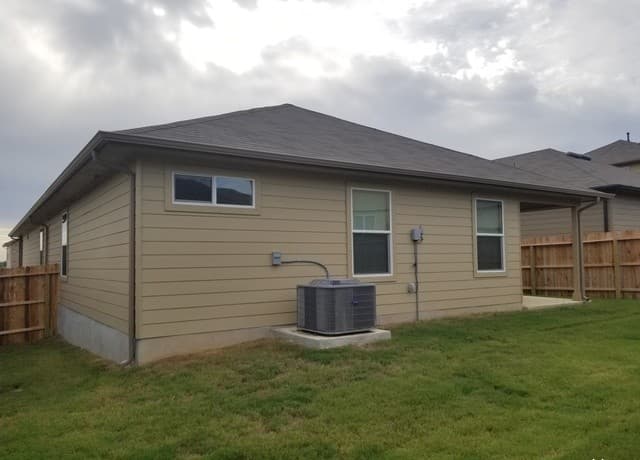 4-bedroom rental at 12371 Erstein Valley in Schertz, TX — photo 5