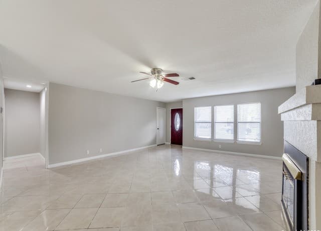 3-bedroom rental at 9634 Alisa Brooke in San Antonio, TX — photo 5