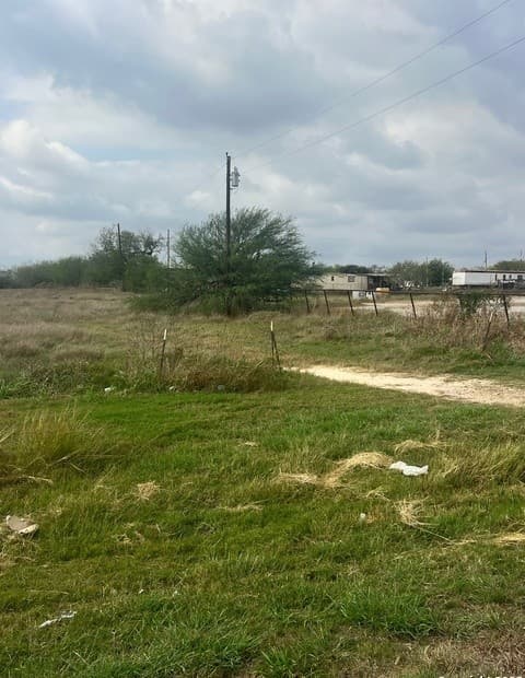 rental at 500 S Nixon Ave in Nixon, TX — photo 3