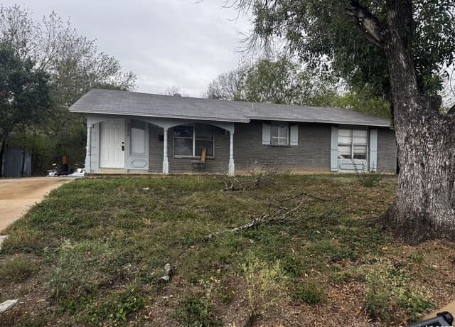 3-bedroom rental at 5502 Wales in San Antonio, TX — photo 2