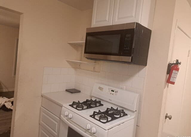 3-bedroom rental at 5502 Wales in San Antonio, TX — photo 4