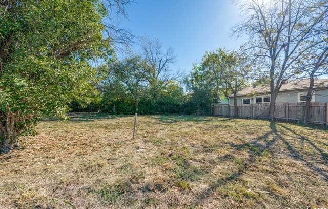 rental at 910 N Hackberry in San Antonio, TX — photo 3