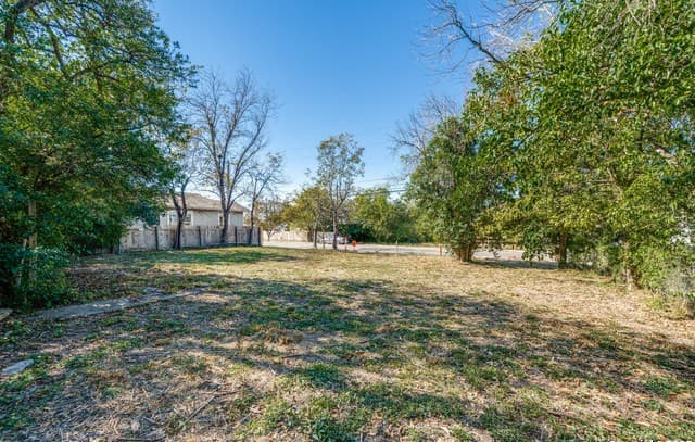 rental at 910 N Hackberry in San Antonio, TX — photo 4