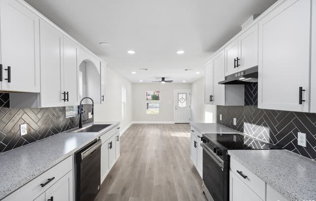 3-bedroom rental at 2210 Crockett in San Antonio, TX — photo 3